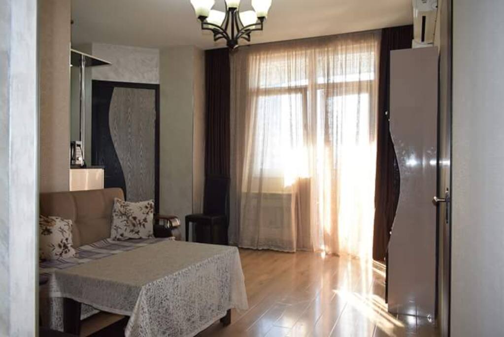 gostevaia komnata s vidom na more