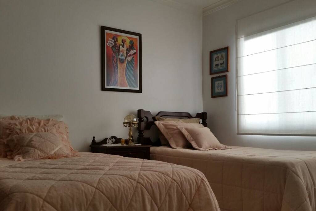 Dormitorio con dos camas
