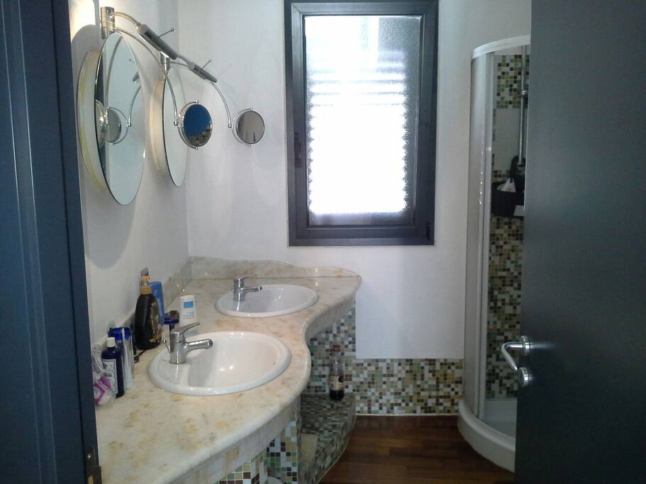 Bagno doppio lavabo con box doccia