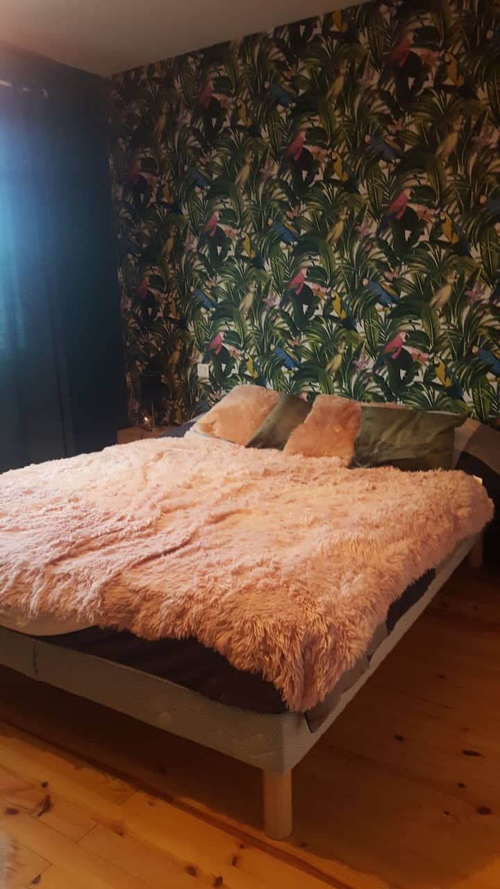 ห้องนอน 2 บนชั้น 1 พร้อมห้องน้ำสำหรับใช้ร่วมกับห้องนอน 3 