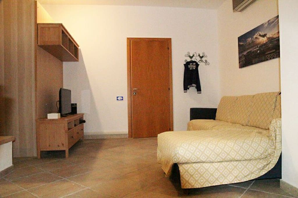 Area relax, con ampio divano, Smart TV con Sky, casse Bose.
