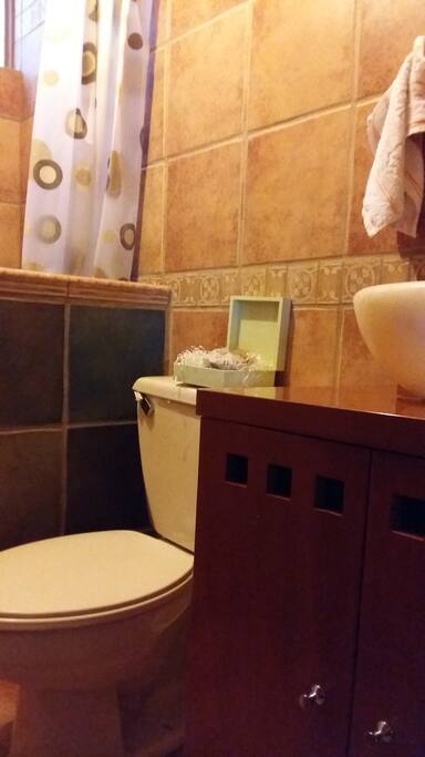 Baño limpio, amplio, exclusivo