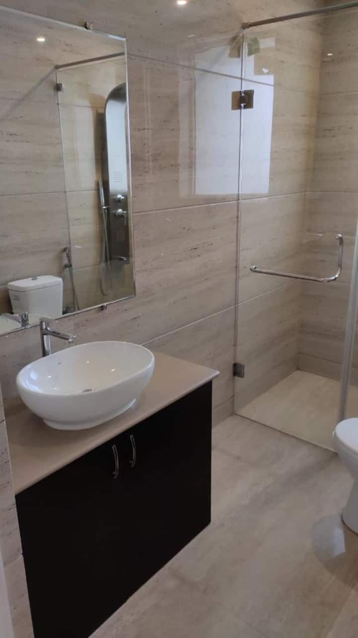Full bathroom 2 image 1