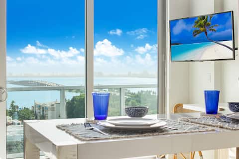 Top Airbnb: Penthouse Level Studio• Water Views • Free Parking in Magnolia Park