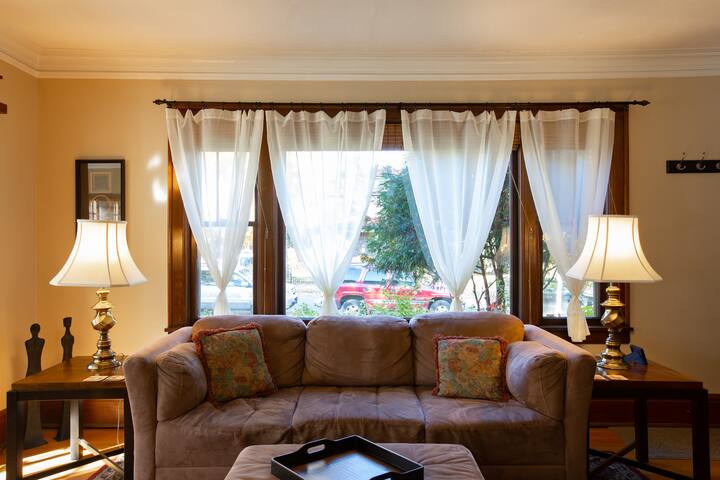 Fabulous Uptown 7BR, 2BA Location, Location! gallery image 3