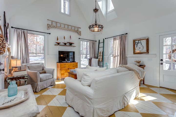 Storybook Cottage on 8 private acres Leipers Fork