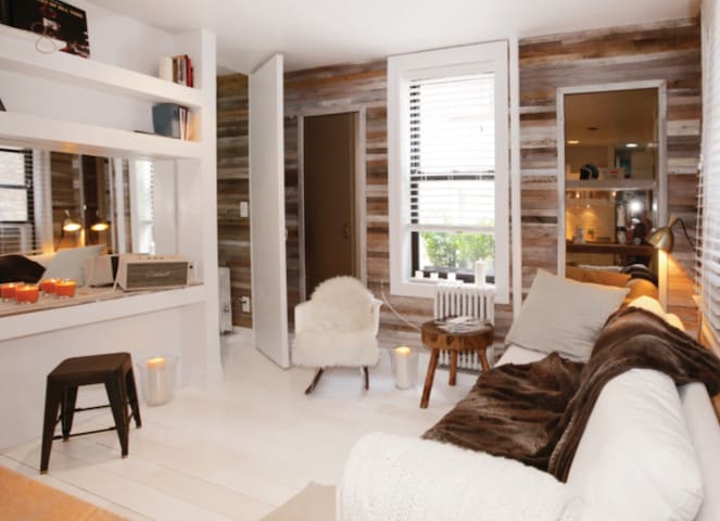 Lovely 2 Bed Condo in Amazing Location