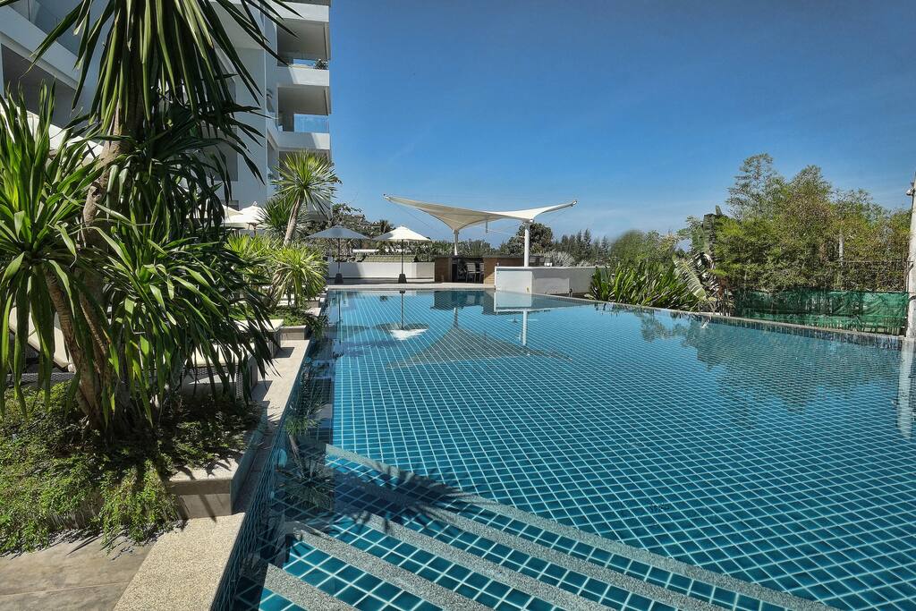 Pool and pool bar