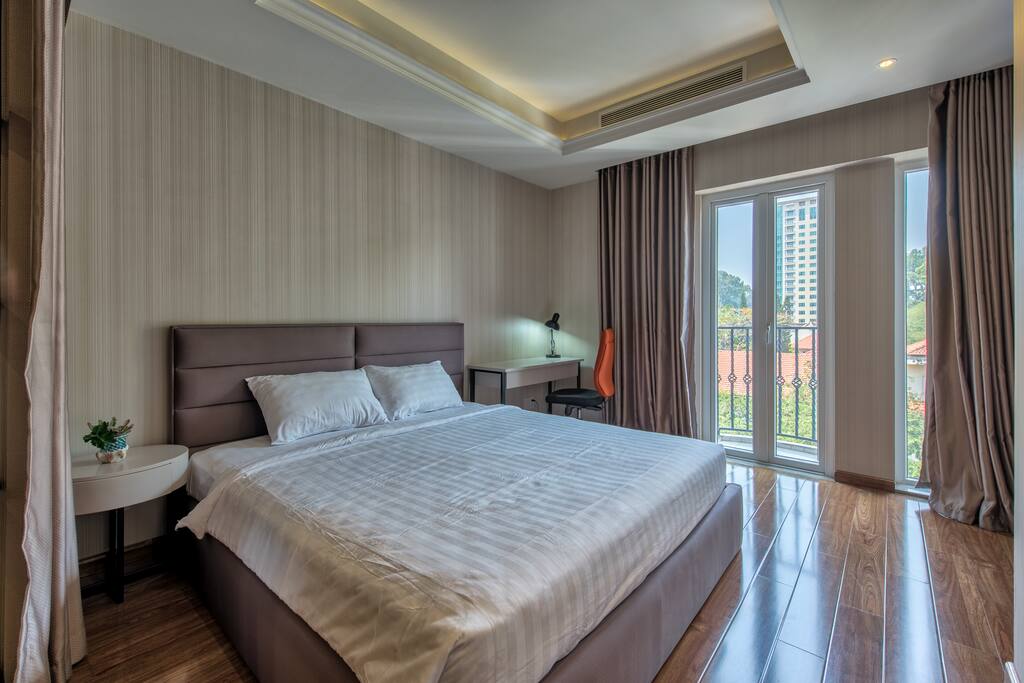 Bedroom with balcony view to Independence Palace