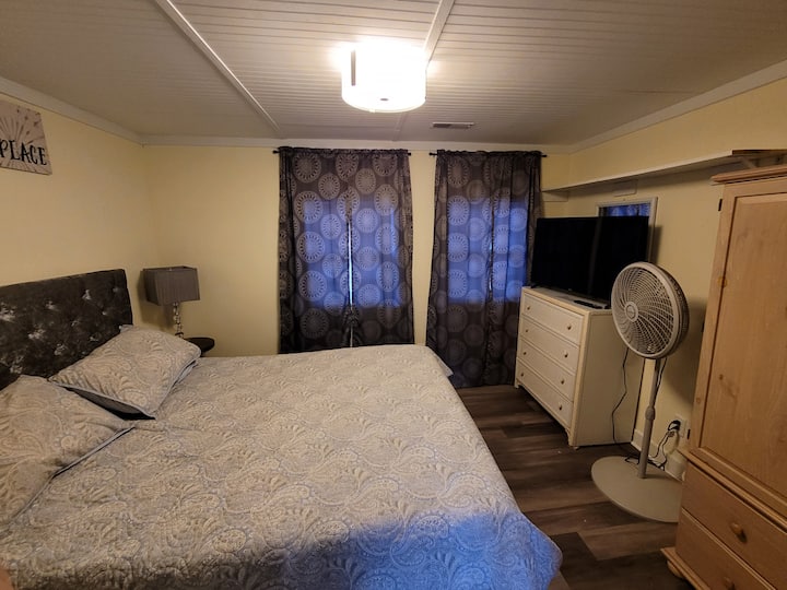 El tercer dormitorio con una cama doble. 