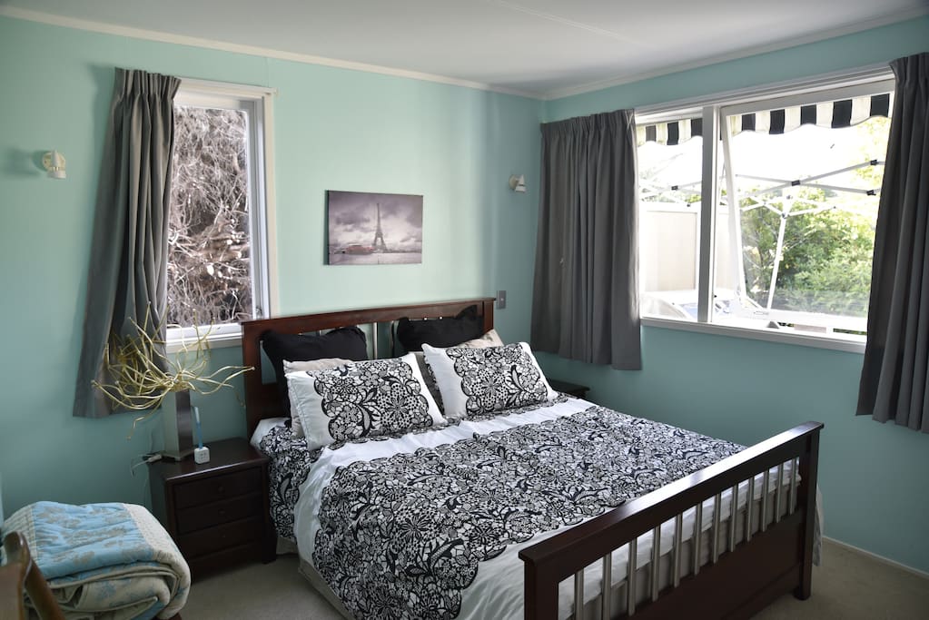 queen size bed.