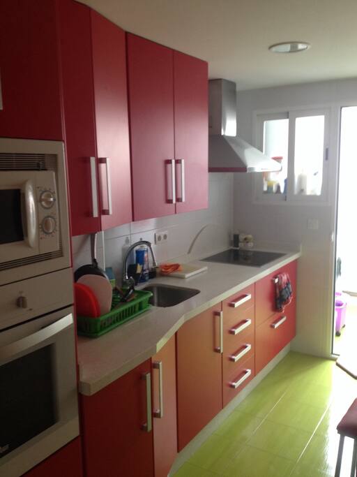 Cocina apañaica con su horno, microondas y demás cosas, se dejara en la nevera una leja libre para los que vengan puedan dejar sus litros, comida etc..