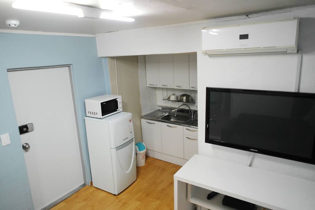 freezer and microwave
Basic kitchen