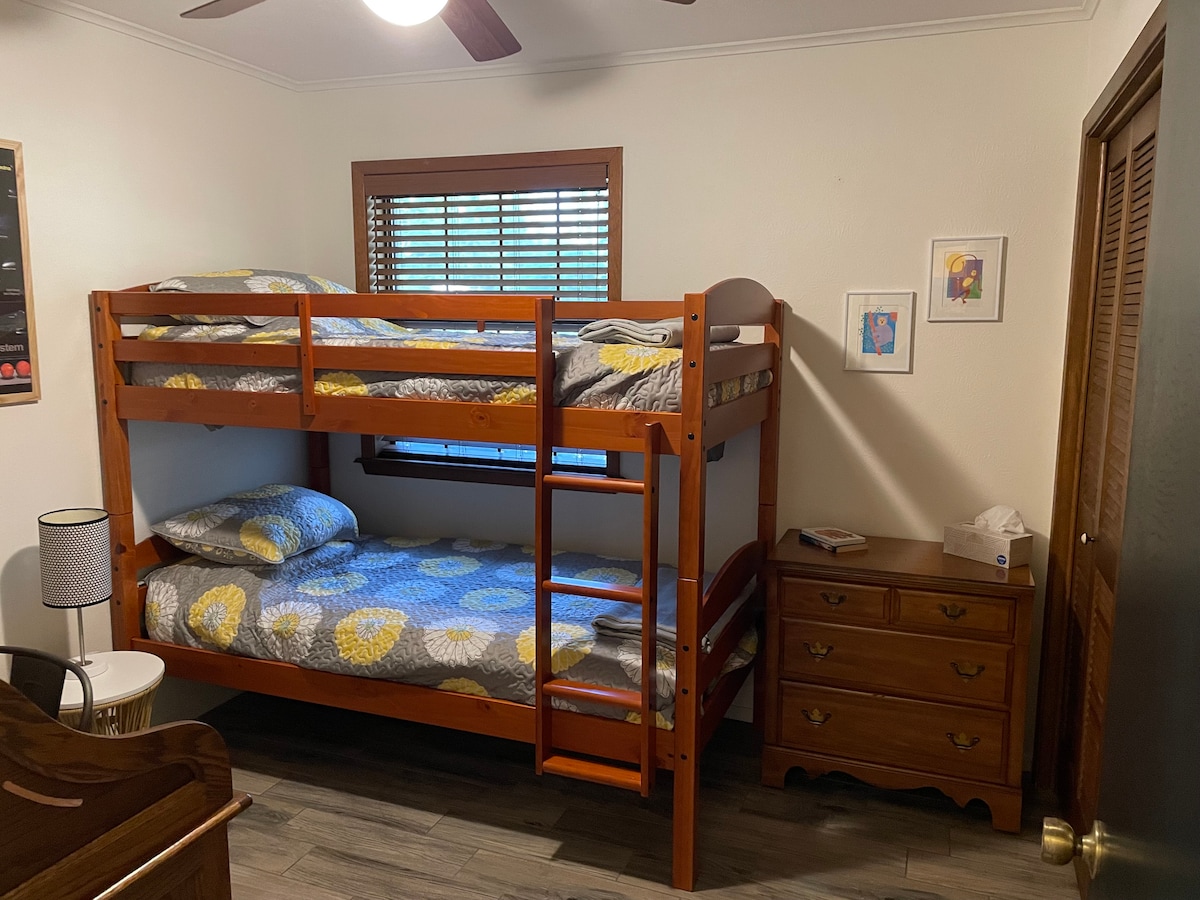 儿童房配备双层床、小梳妆台和书桌