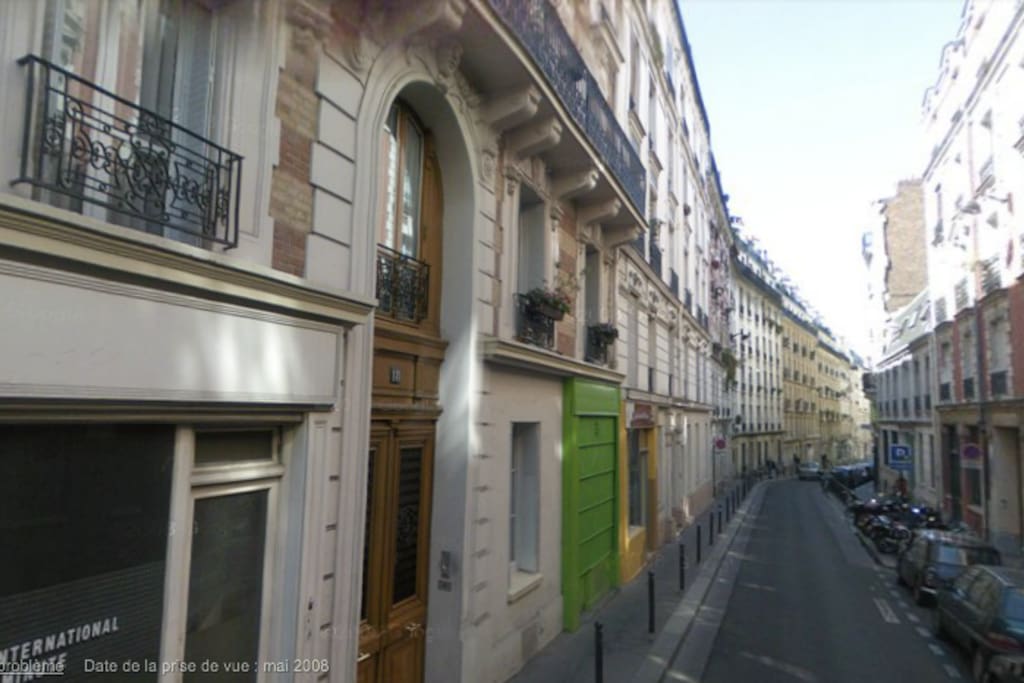 rue Voltaire, petite rue calme dans un quartier agréable, idéalement située à 10 minutes à pied du quartier Charonne-Bastille, à 10 minutes à pied du Père Lachaise et à 5 minutes à pied du village Saint-Blaise et du 20e arrondissement