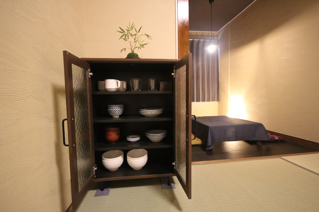 食器棚にはお皿やお椀グラスなどがあります。