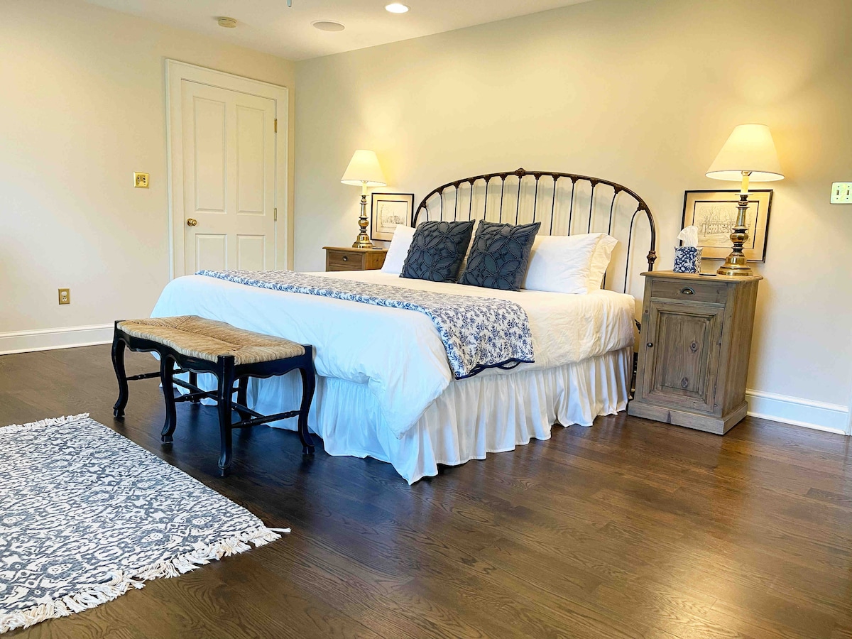 Просторна основна спалня с двойно легло и прилежаща баня.