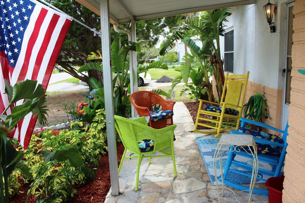 Cozy Tropical Front Porch!