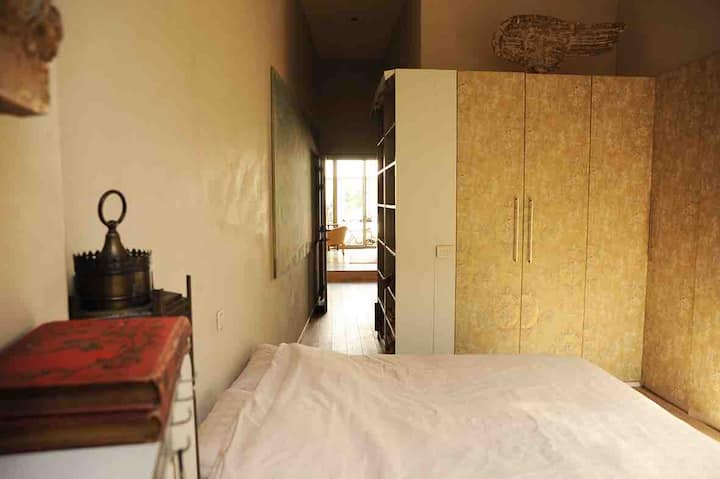 Contempla el dormitorio hacia la sala de estar y las terrazas
