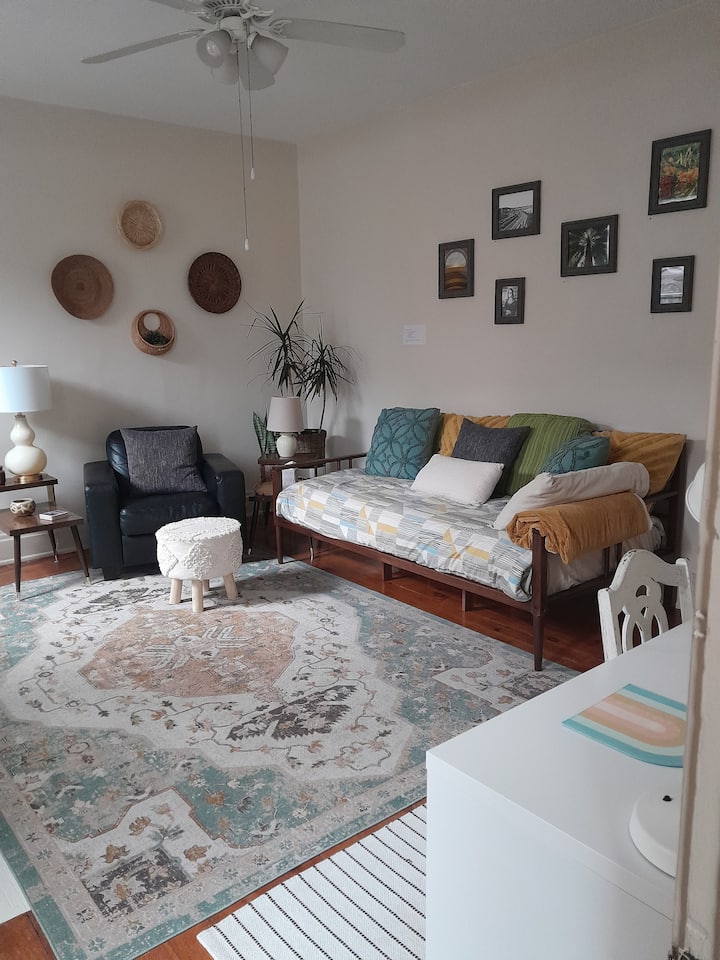 Eclectic And Airy Bnb Apartment In Northside - Cincinnati, OH