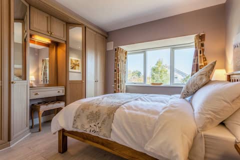 Large Double Private Bathroom - Tintawn Guesthouse