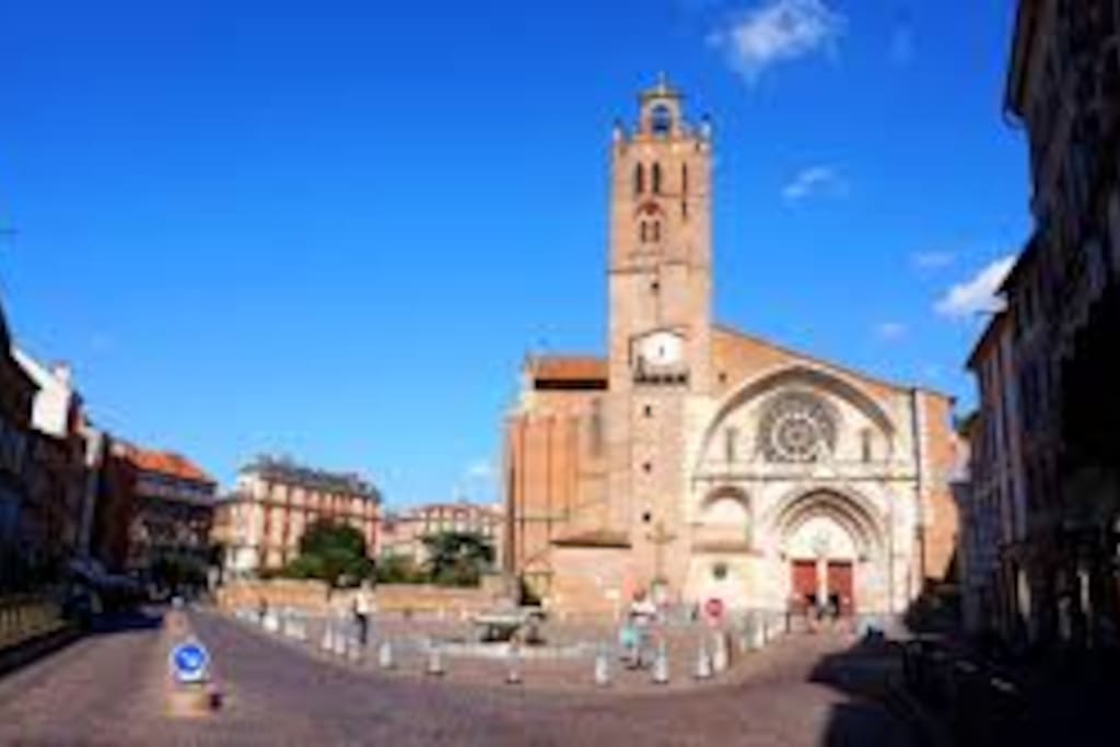 Appartement situé à 50 mètres de la cathédrale, vue sur l'arrière de celle-ci