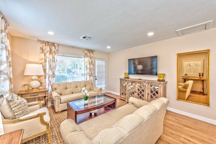 Cottage style home, close to Freemont St. gallery image 2