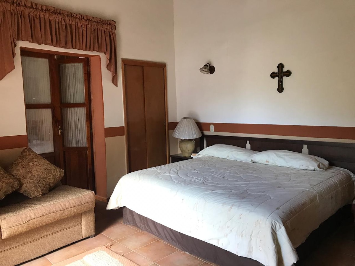 Kamer met een kingsize bed en een slaapbank. 