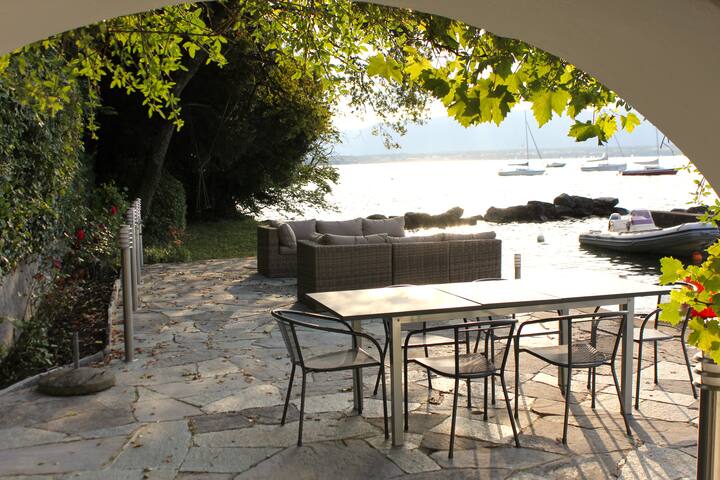 House right in the lake gallery image 4