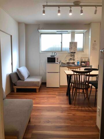 渋谷徒歩5分。駅近だけど夜は静かな１階の部屋。3 BED (w120cm)＋1SOFABED gallery image 2