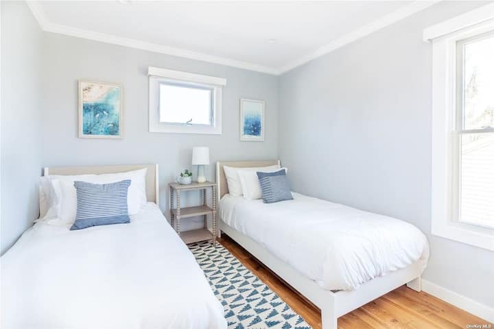 二楼客房，两张单人床，配备记忆泡沫床垫。