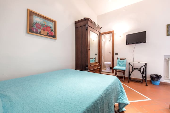 带水槽淋浴、马桶和阳台的浴室