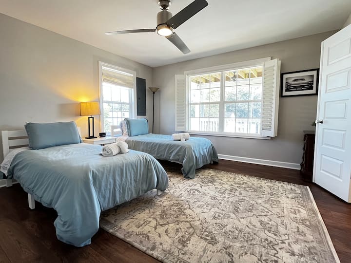 Downstairs dual twin beds