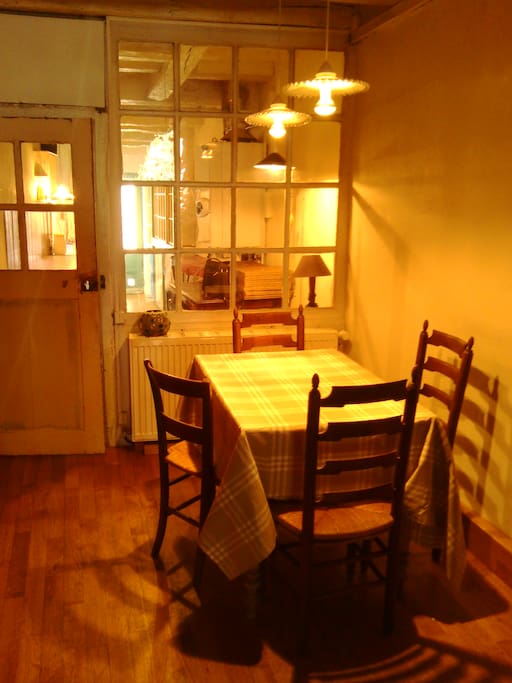 1er étage...Le coin repas, derrière la verrière la cuisine, table et chaises, possibilité de doubler la table pour 7 personnes.