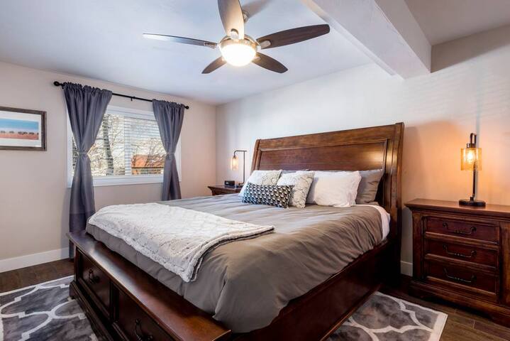 Views + Cozy Kng Bed @ Apres Chalet 1 mi to slopes