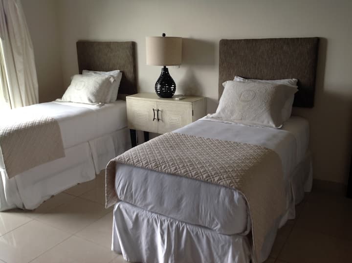 Master Suite 4 na kitanda cha King kilichotenganishwa na mapacha. 
