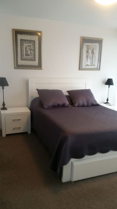 Queen size bedroom