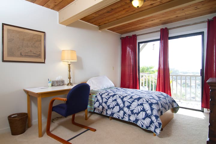 Cool 1BD on St Louis Hts w/VIEW - 30 day min stay