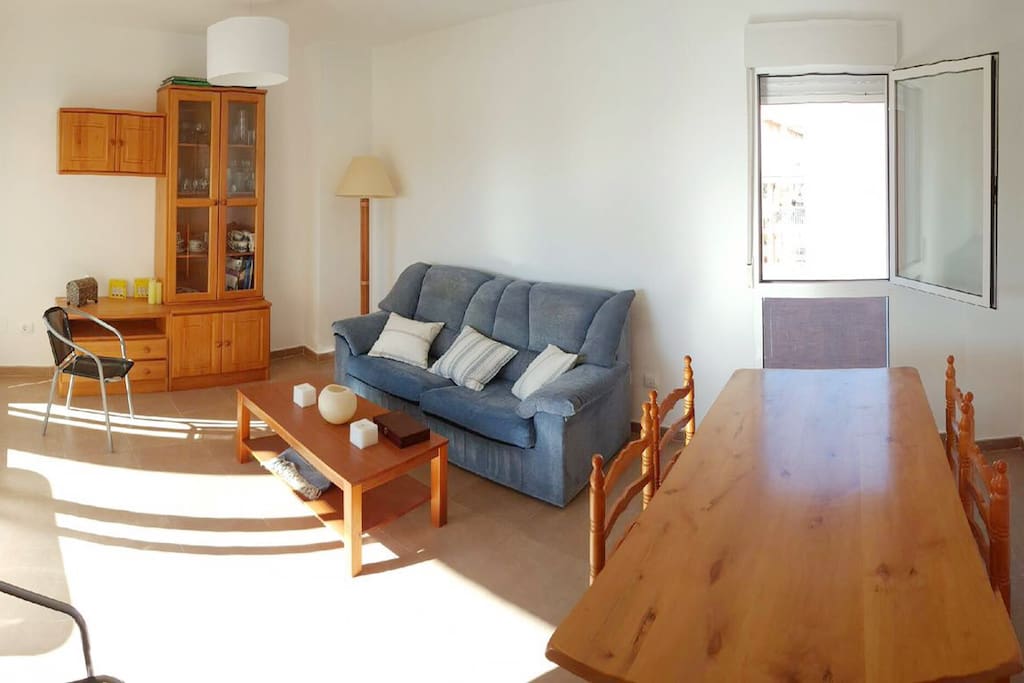 Salón comedor con sofá cama.