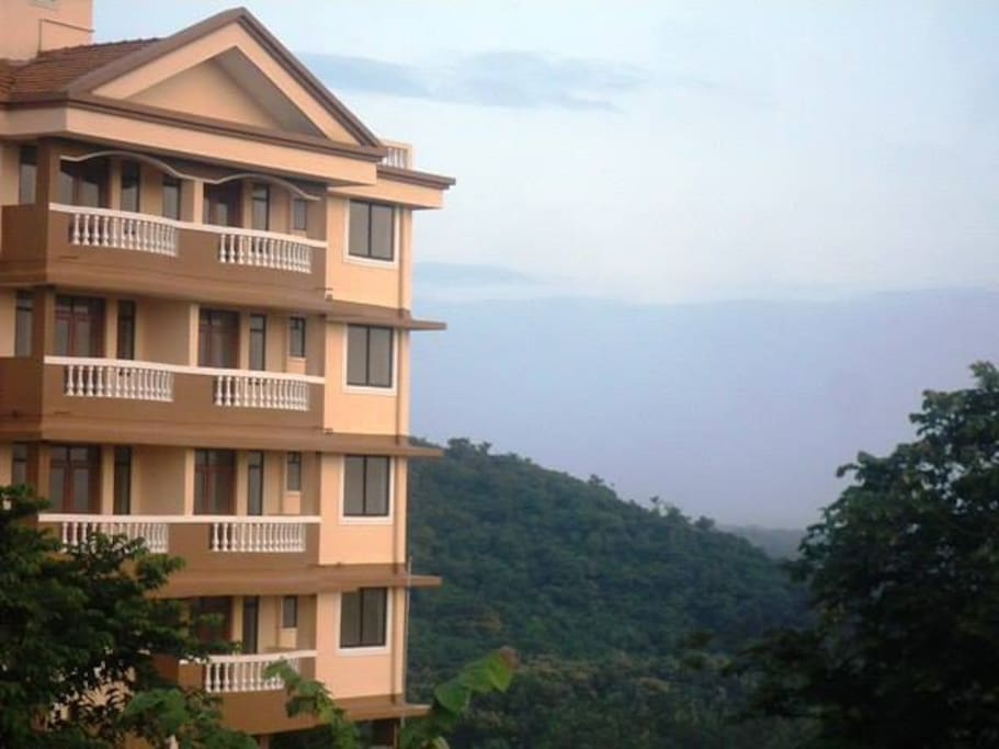 Sea View and Valley View with fresh breeze. Amazing view during sunset. Just 6 kms from Dabolim Airport