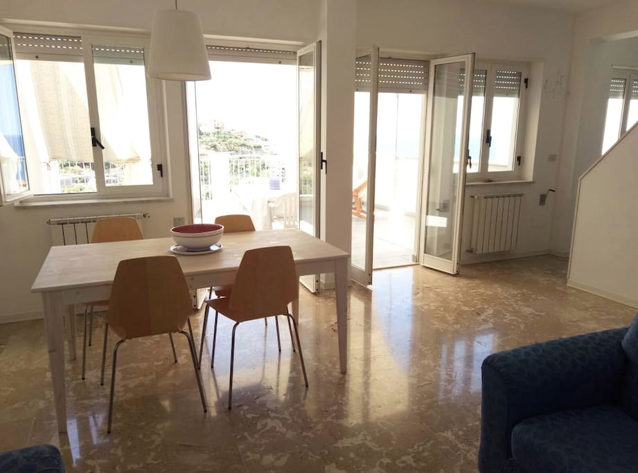 zona soggiorno-pranzo con ampia terrazza