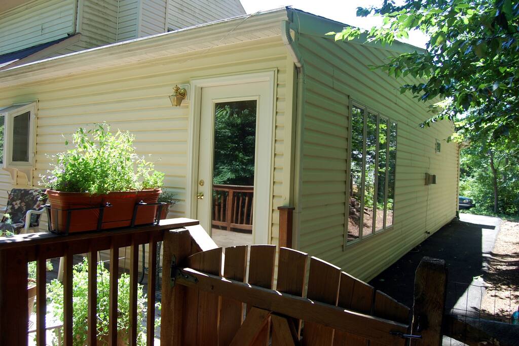 Private entrance with deck