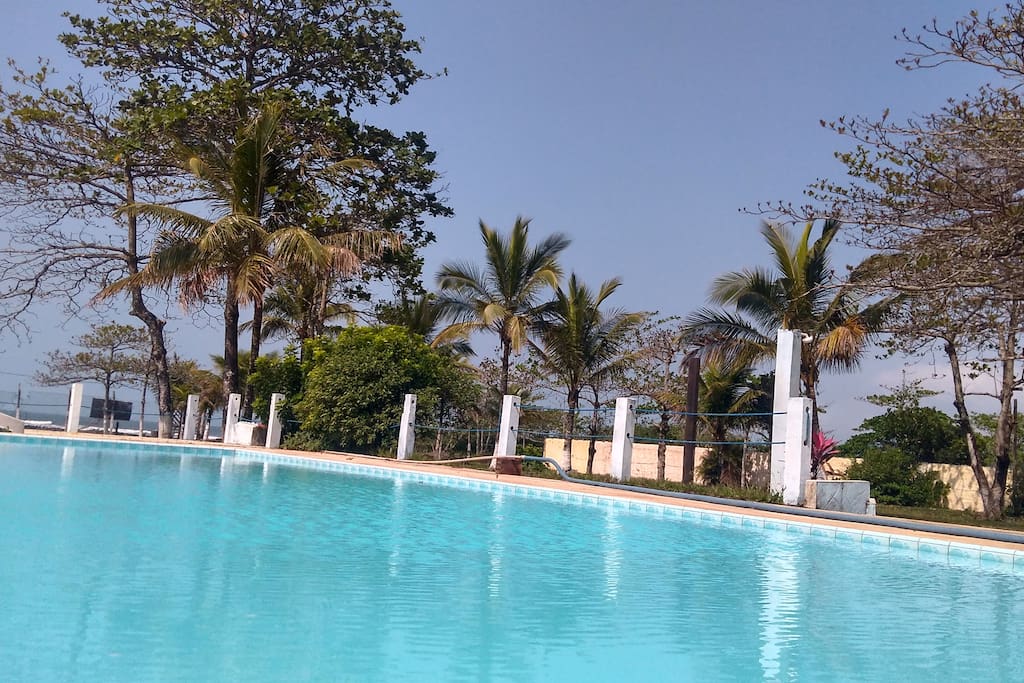 Piscina grande 30 metros areia da praia e de frente pro mar