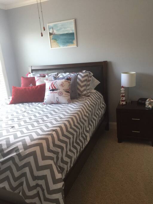 Queen bed, tv