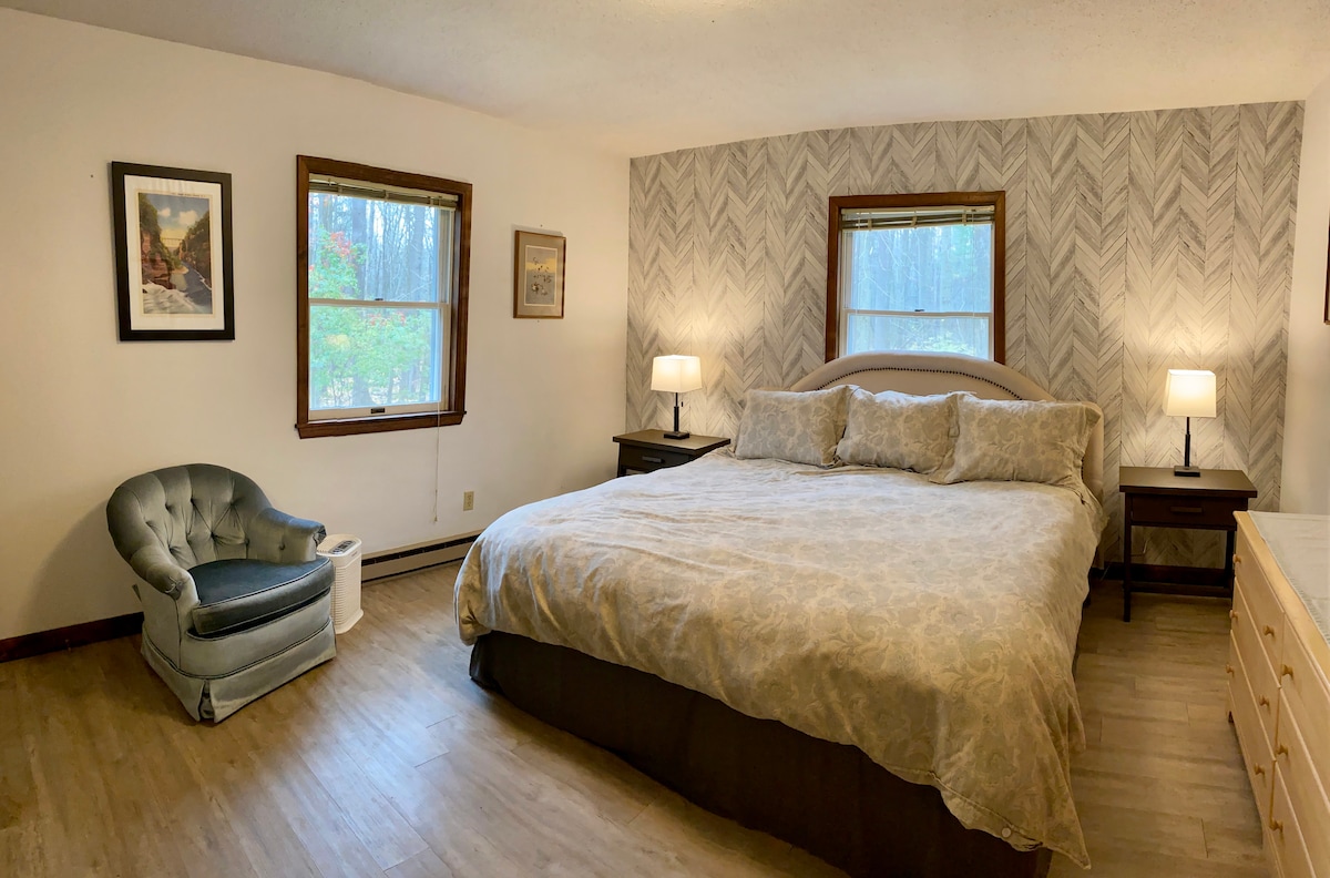 Dhoma kryesore e gjumit me përmasa të mëdha ka një krevat dopio "king" ngjitur me banjën