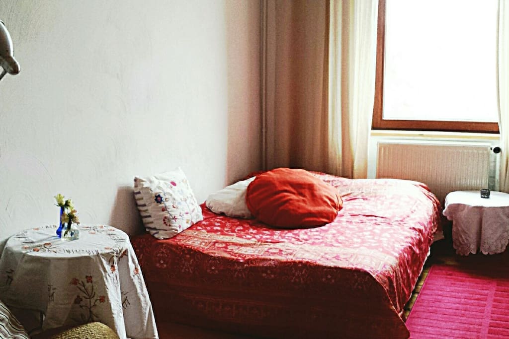 Bett (140 cm) mit Blick aus dem Fenster