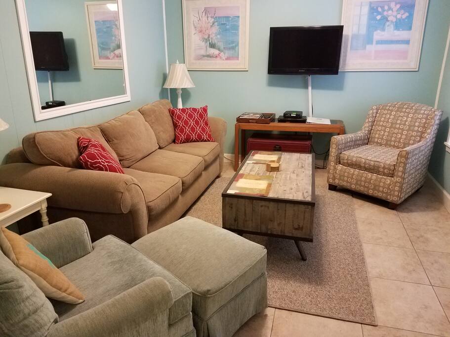 Living Area with Queen Sleeper Sofa, Cable TV and DVD!