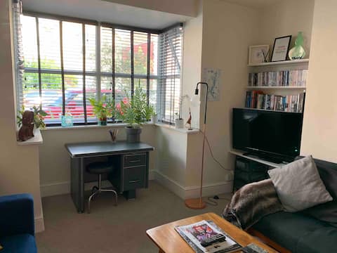 Popular Airbnb listing: Comfortable and Clean Flat - Great Location in Ashley