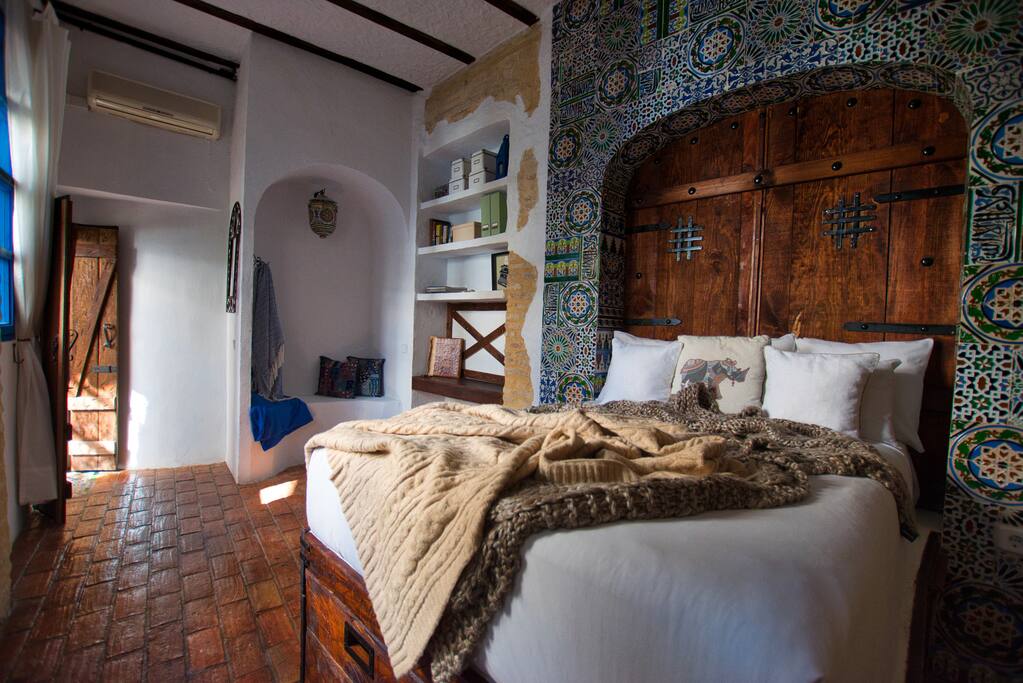 At the foot of the bed you can see the handles for the the extra large drawers underneath the the bed to store away your luggage.
