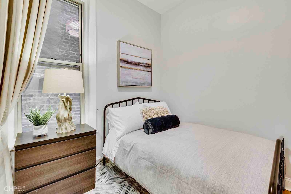 卧室# 1 -双人床，我们为每人提供两个枕头和一条额外的毯子，让您感到舒适。